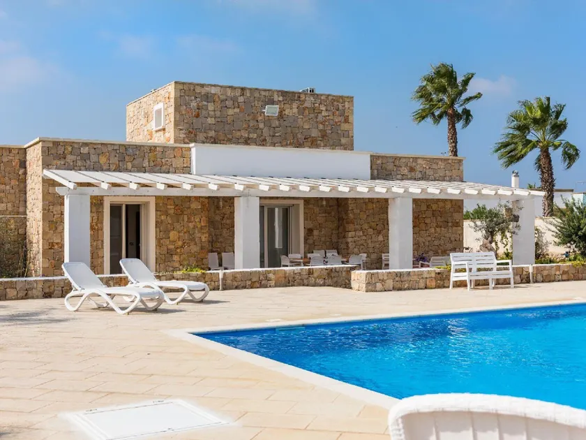 Luxurious Villa with Swimming Pool in Capilungo - Image 1