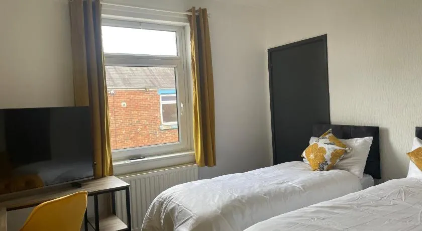 2 Bed House Sleeps 5, Ferryhill Near Durham & Free WiFi & Parking - Image 1