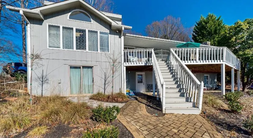 Smith Mountain Bliss - Spacious waterfront house w/patio, deck, fire pit & grill - Image 1
