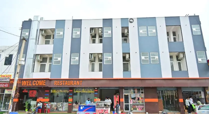 Hotel welcome & restaurant - Image 1