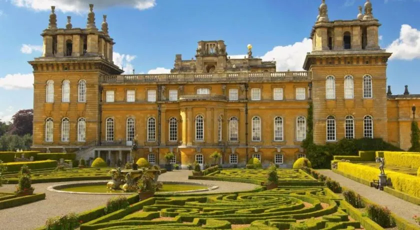 5 Bedroom villa, Oxford, 4-Free Parking spaces, WiFi, Garden, Spacious - Image 1