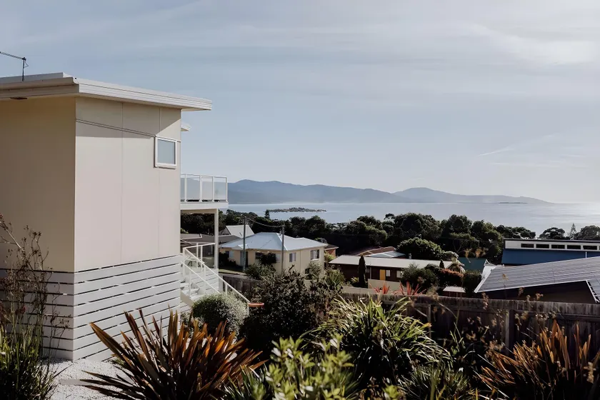 The Watch House - Panoramic Views of Bicheno Ocean - Image 1