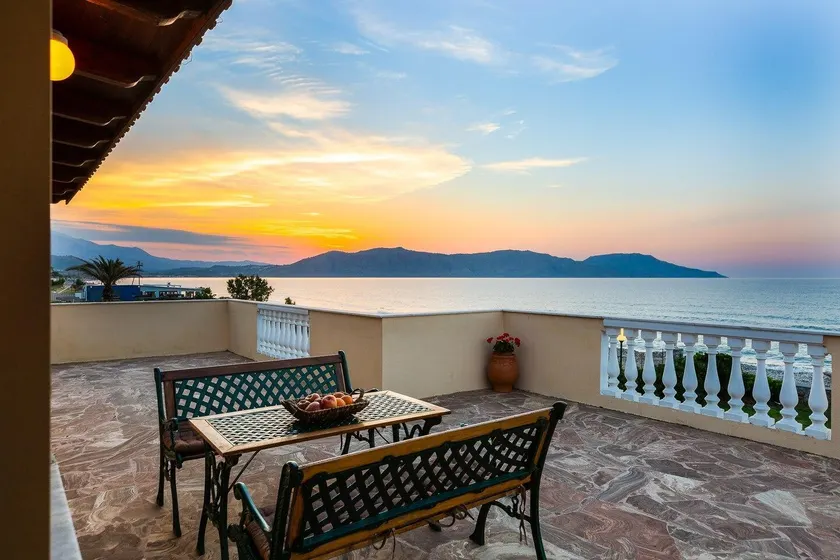Effie Beach Front Apartment with Pool - Image 1