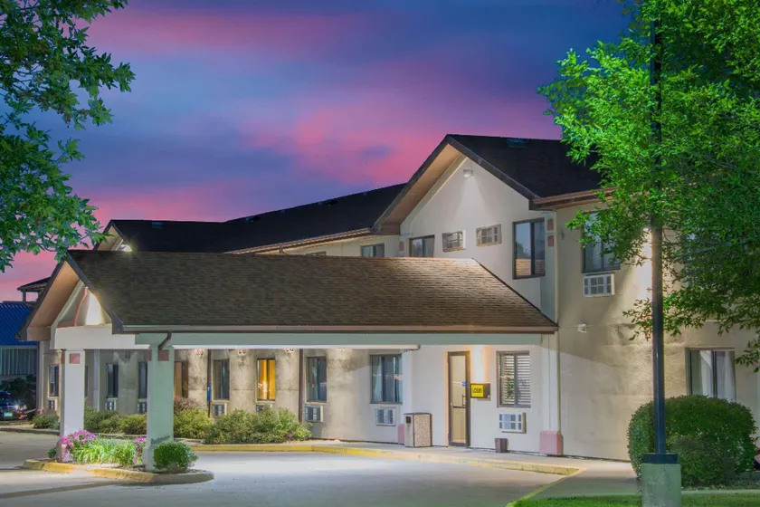 Super 8 by Wyndham Knoxville - Image 1