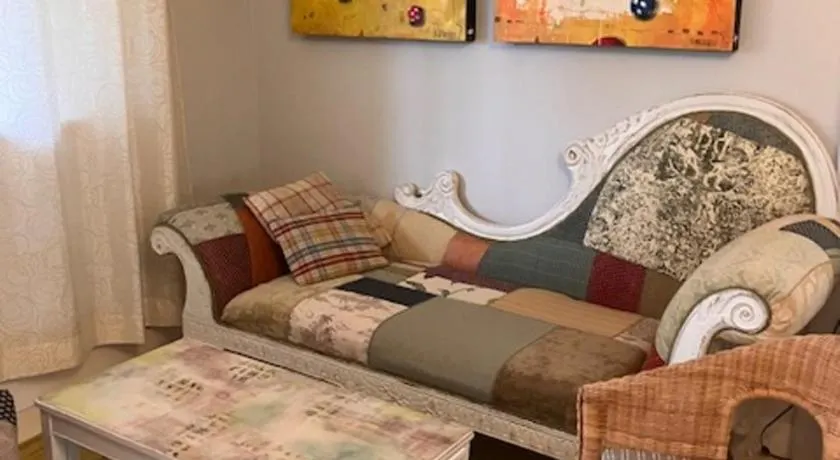 Cozy ,artistic cottage in a garden setting close to the beach and hiking trails. - Image 1