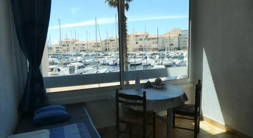 Face port Plage à 350m joli T2 clair 4 couchages avec parking privé, draps serviettes non fournies - Image 1