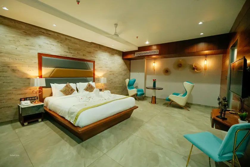 RG Exclusive Hotel Akola - Image 1