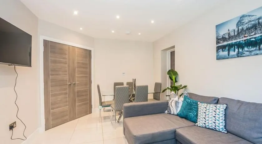 Langston House: 2 Bed, 2 Bath Luxury Apartment - Image 1
