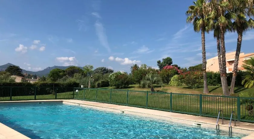 Appt T2 refait à neuf - vue mer dans résidence avec piscine - Image 1