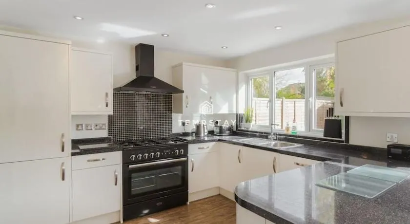 Spacious 5 bed Sunninghill with driveway parking - By Tempstay - Image 1