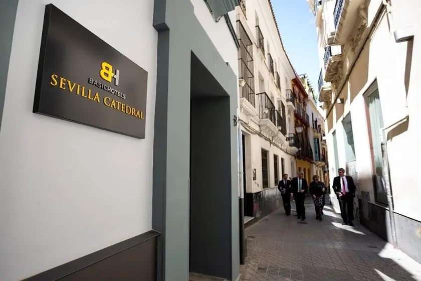 Basic Hotel Sevilla Catedral - Image 1
