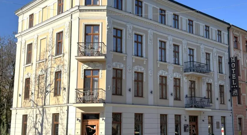 Hotel Gal - Image 1