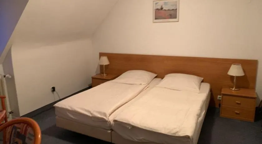 Waldhotel Hensel's Felsenkeller - Image 1