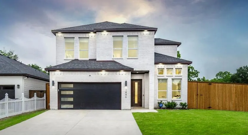 Spectacular 4BRs Home in Downtown Dallas - Image 1