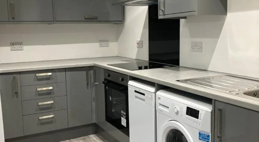 CONTRACTOR STAYS WELCOME newly refurbished 2 bedroom apartment sleeps 5 with free SECURE parking and WiFi Fully Fitted Kitchen with Washer Dryer Weekly bedding change and hoover Long Term Stay Rate available 3 miles from City Centre - Image 1