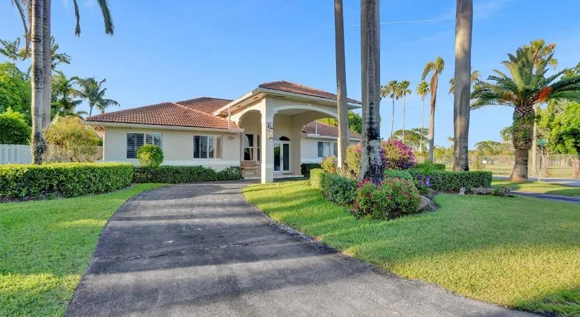 Casa Fina Miami Near Beaches - Image 1