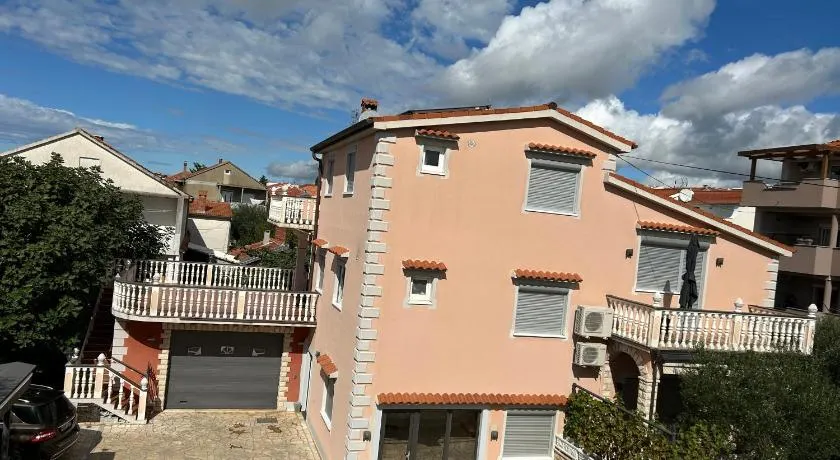 Katy & David Apartments - Image 1
