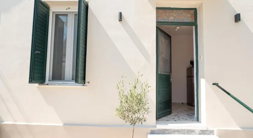 Sunny yard apartments - Image 1