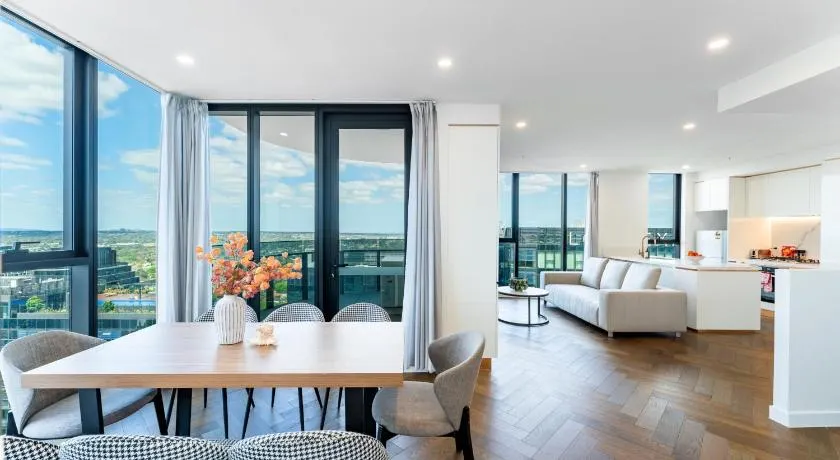 Spacious 4BR penthouse in Box Hill Free parking - Image 1