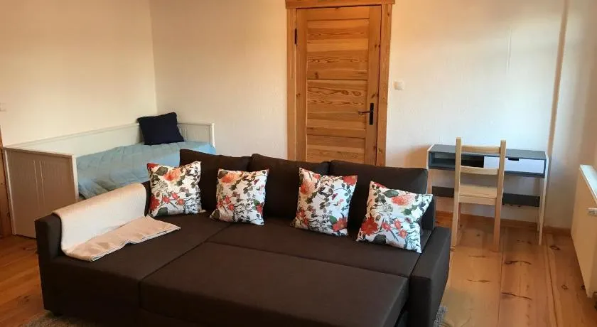Sanierte möblierte Altbauwohnung am Waldrand für bis zu 6 Personen - Image 1