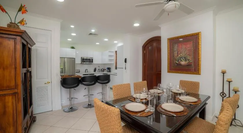Colina 5D - 3 bdr 2 bath Family - Image 1