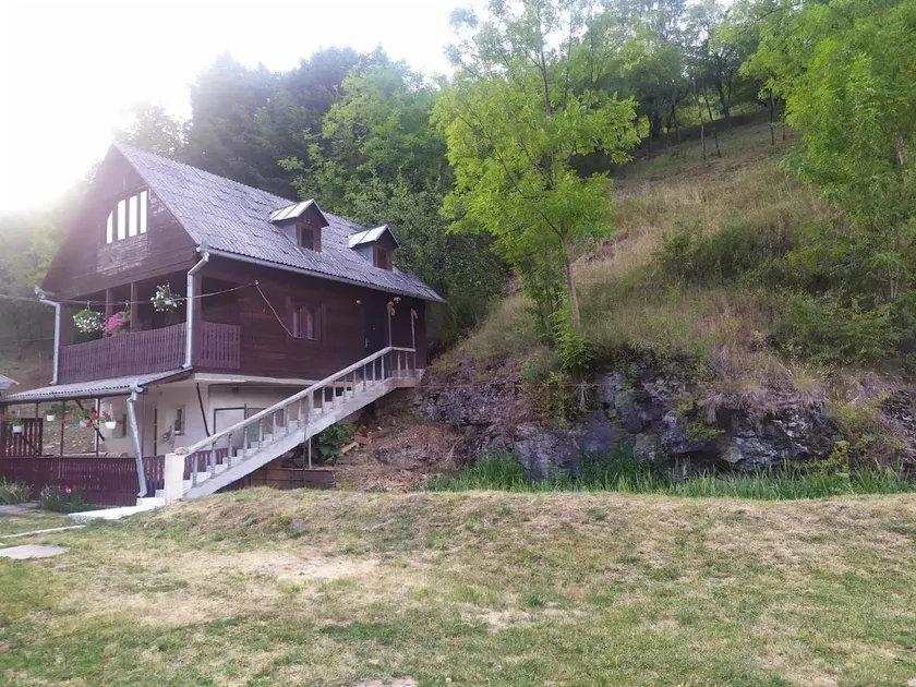 Cabana în poienile munților - Image 1