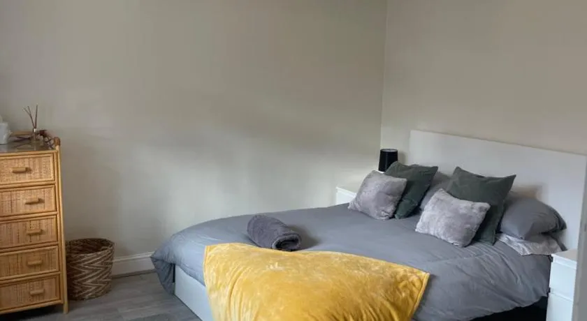 Private rooms in Ashford, Surrey - Image 1