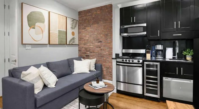 Stylish 3-Bedroom Midtown East Stay - Image 1