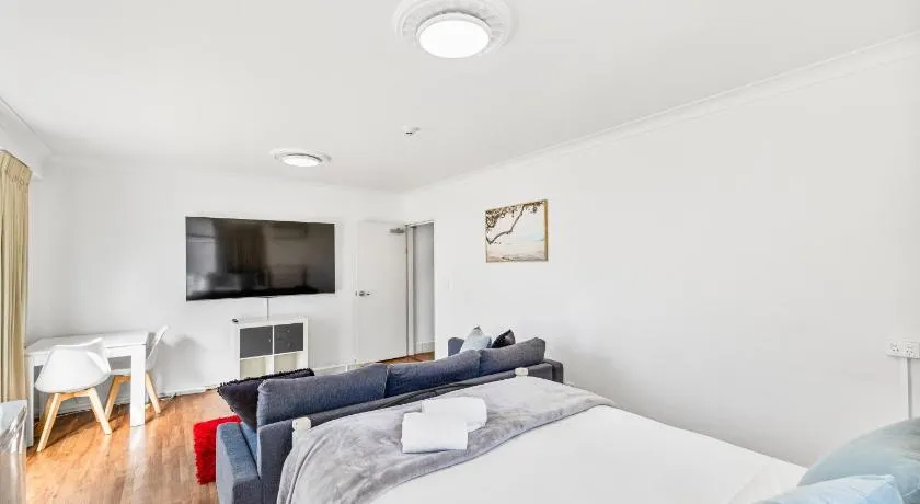 Caloundra Affordable Beachside Studio - Image 1
