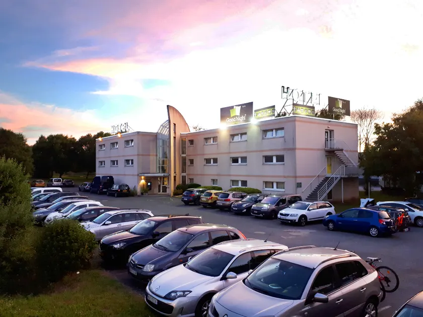 Good Night Hôtel - Image 1