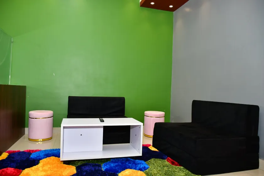Reasonable Room and Suite near Airport, cc2, ecopark Kolkata - Image 1