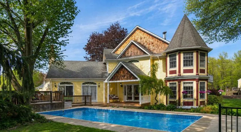 Private 5BR Farmhouse Pool Sleeps 12 Family - Image 1