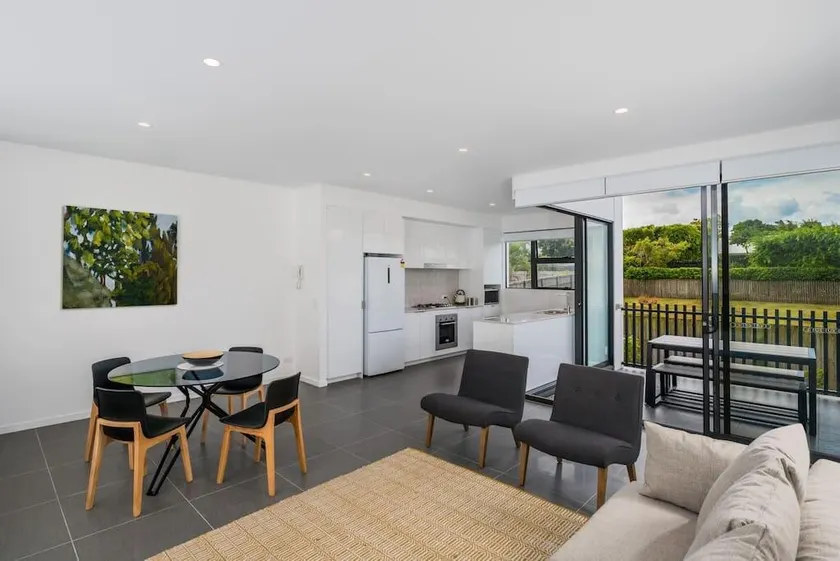 Oxford Steps - Executive 2BR Bulimba Apartment Across from the Park on Oxford St - Image 1