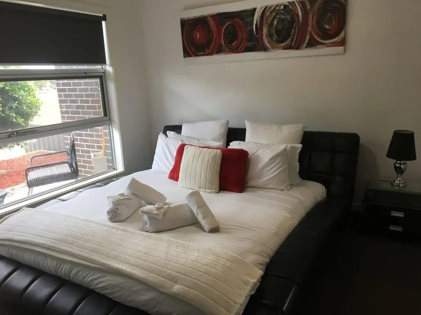 Sleek★Stylish★Modern★Netflix★Wifi,★near airport - Image 1