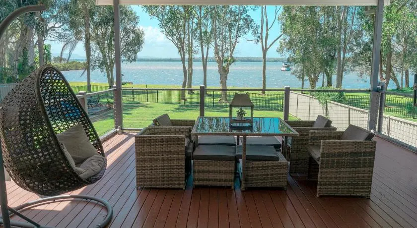 Getaway Lakefront Environmental House on Lake Macquarie with Water View - Image 1