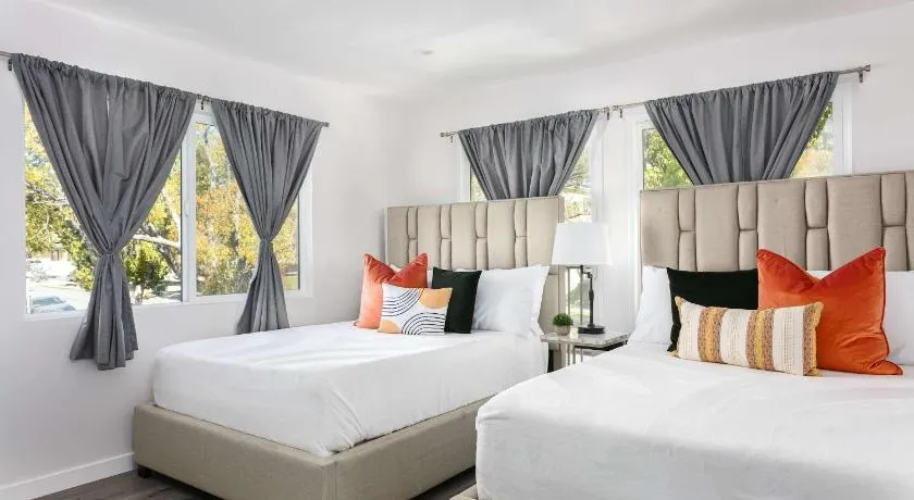 Luxury 2BR Apartment Great Area with Parking - Image 1