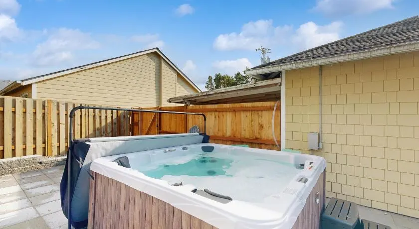 Cozy Seaside Bungalow, Brand New Hot Tub, Fast WiFi & W&D - Walk to the Beach - Image 1