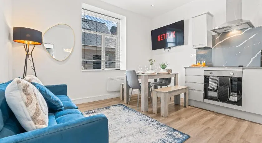 Cardiff Luxe Flats with Spa Facilities - Image 1