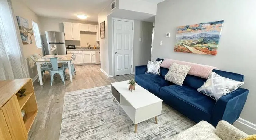 * Durham Diggs * Pet Friendly * King Bed * - Image 1
