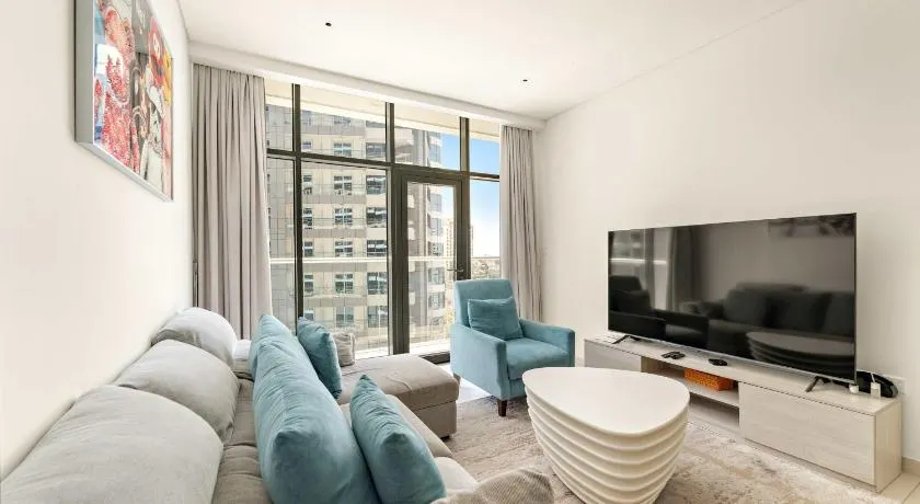Stylish 1BR in Palm Jumeirah with Rooftop Pool - Image 1