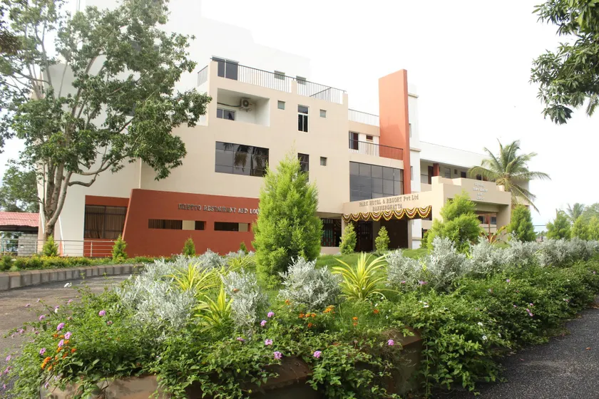 Park Hotel And Resort - Image 1
