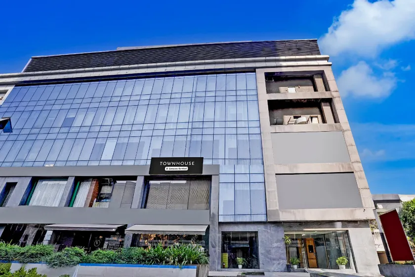 Super Townhouse PBG Mall Vashi - Image 1
