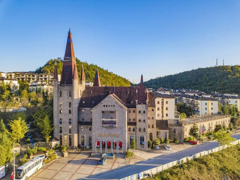 Taimei Holiday Hotel - Image 1