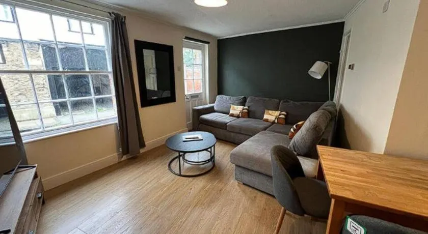 Centralised St Helens in Abingdon By Prescott Apartments - Image 1