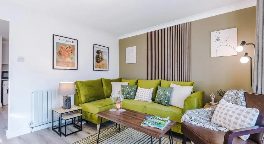 4 Eversley Park - Image 1