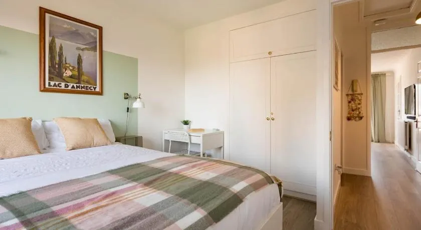 Stylish apartment with balcony, minutes from beach - Image 1
