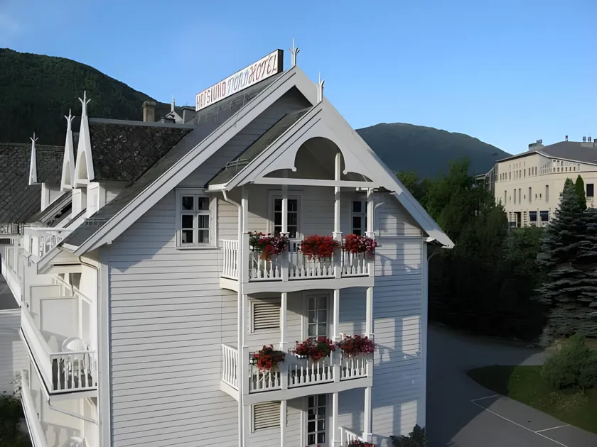 Hofslund Fjord Hotel - Image 1