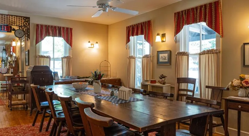 Sylvan Inn Bed & Breakfast - Image 1