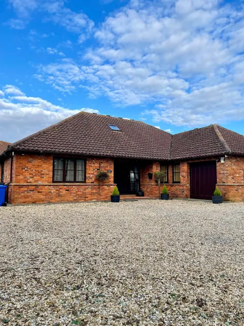 Outstanding 6 Bedroom House Cotton End, Bedford - Image 1