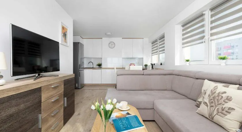 Przestronny Apartament z 2 Sypialniami Parkingiem i Balkonem by Noclegi Renters - Image 1